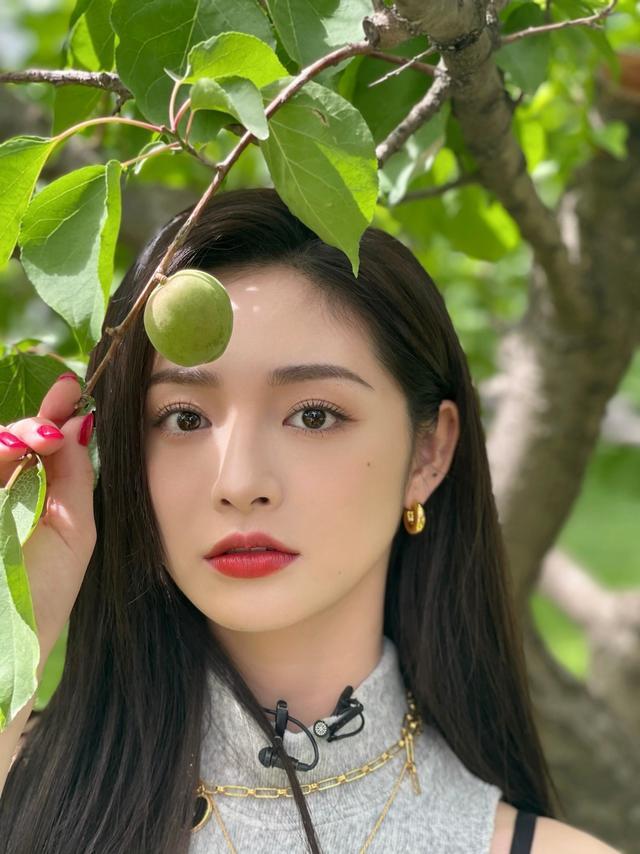 旗袍公馆|周洁琼的女团身材真优越,“上短下长”穿法真显高,曲线还挺撩人