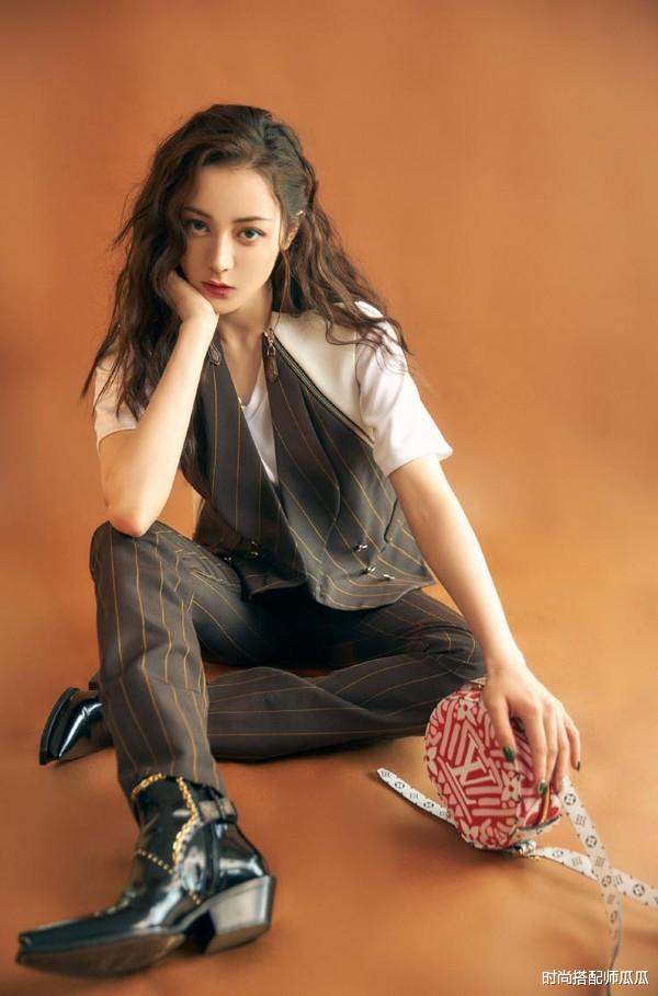 迪丽热巴|?迪丽热巴真敢穿！一袭金色抹胸裙玩“透视”，小蛮腰让人欲罢不能