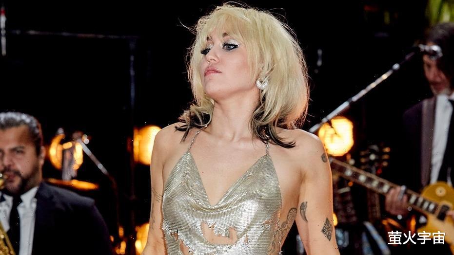 郭晶晶|美29岁女歌手跨年晚会吊带上衣不慎滑落,调侃“每个人都在看我”