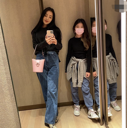 张子枫|曹格10岁女儿太成熟！穿露脐装挑染黄色卷发，握拳扭腰跳舞太活泼