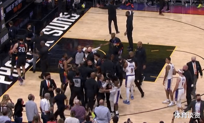 勒布朗·詹姆斯|火爆！詹姆斯受伤倒地，哈雷尔怒推佩恩引冲突，为队友出头多人混乱