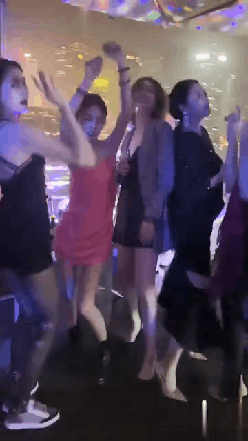关晓彤|关晓彤夜店蹦迪被曝，舞池疯狂扭动，清纯形象尽毁