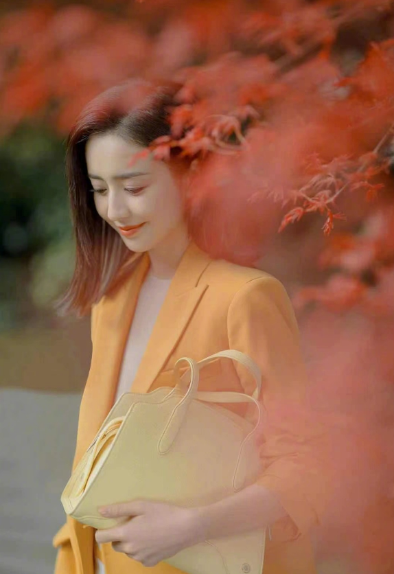 佟丽娅|佟丽娅最新写真，编发头巾造型彰显独特，什么风格都能hold住！