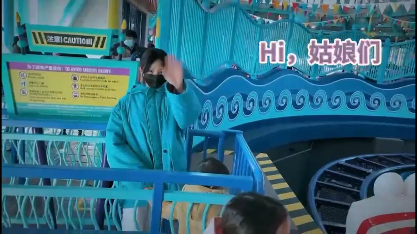张嘉倪|孙莉一家五口游环球影城,多多牵弟弟超有爱,黄磊全程充当工具人
