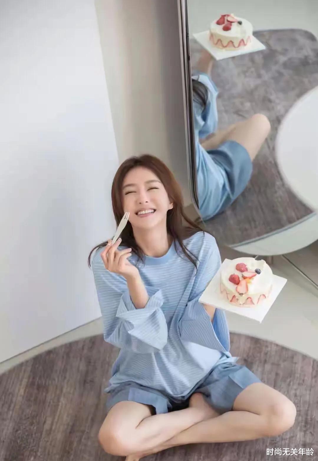 时尚无关年龄|秦岚人到中年仍有少女感,印花裙慵懒随意,活出了女人的自信