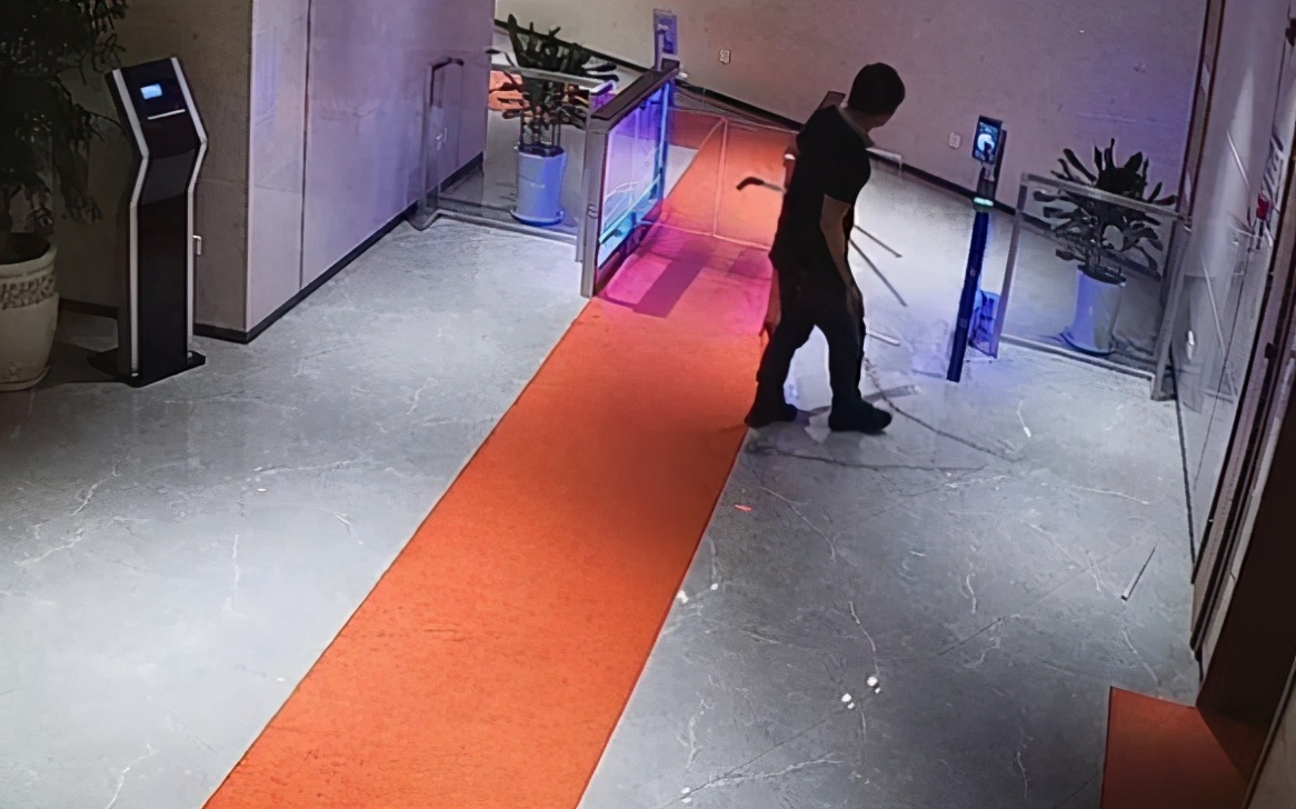 亚洲播报一姐 淳安街边一男子酒后怒砸8辆车,酒醒后竟说:完全不知道