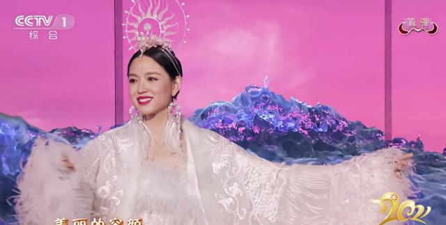 春晚|春晚斗艳，杨幂红裙凹凸紧致，佟丽娅白皙丰腴，热巴娇媚艳压全场