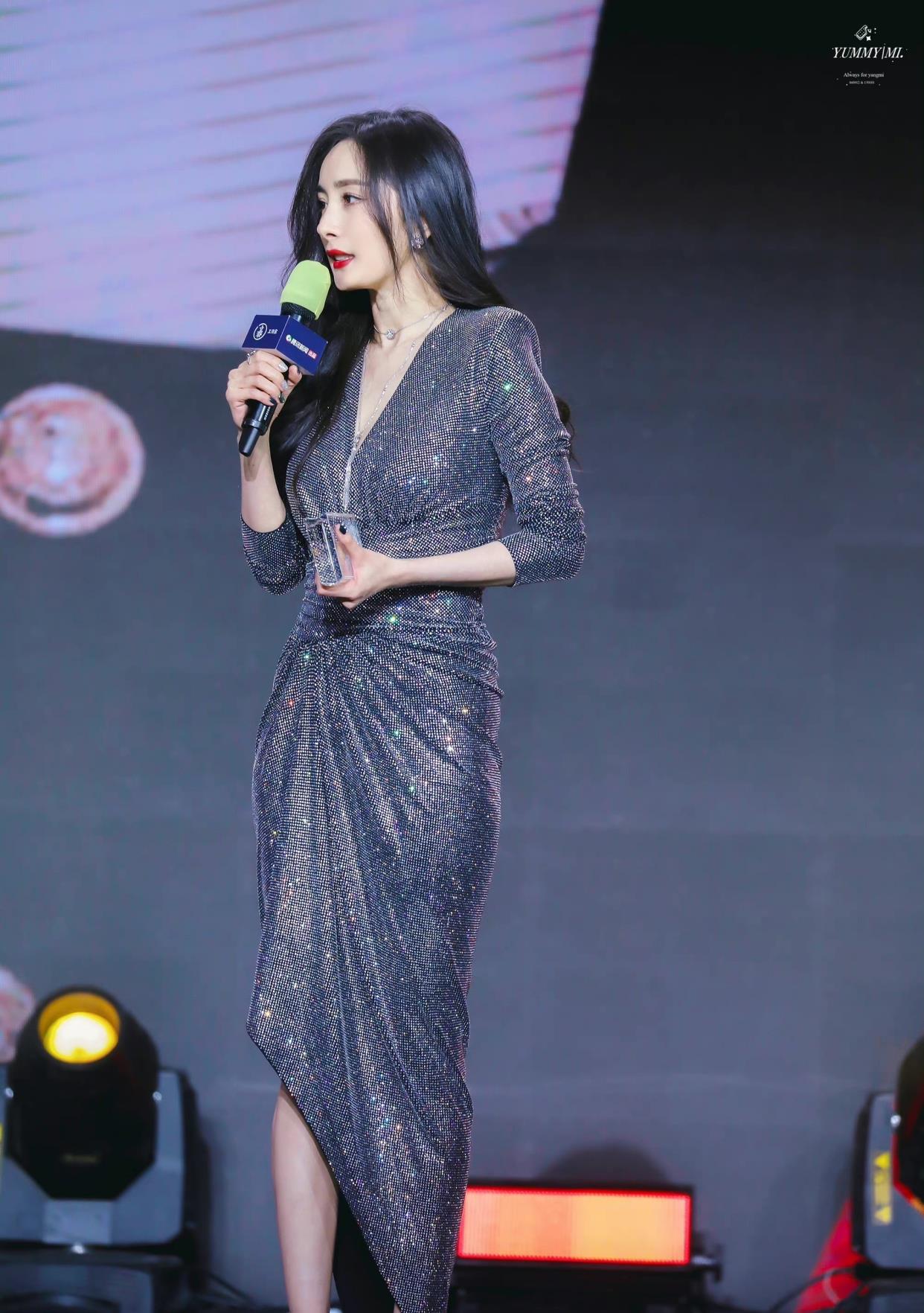 杨幂|曲线，S形，丰满都不能形容她的美！这简直就是为杨幂量身打造！