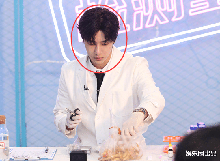 王一博|王一博做检测状况百出，谁留意到他的眼睛，粉丝看了会心疼吧