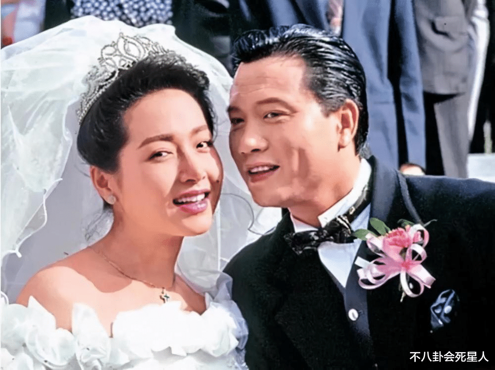 万梓良|64岁万梓良商演紧搂美女不撒手，身材消瘦头发稀疏，晚年拼命工作