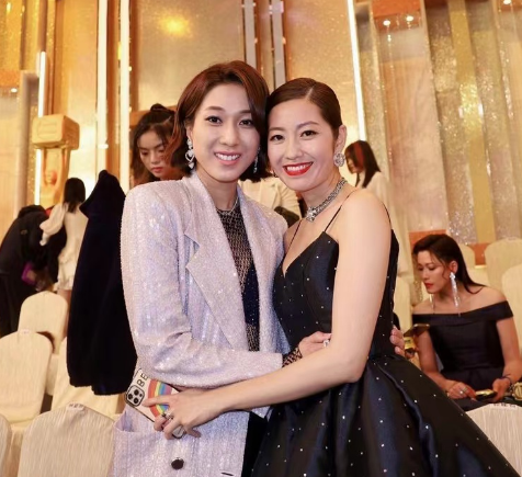 钟嘉欣|钟嘉欣晒和好友合照！与陈自瑶亲密搂抱，秦沛头发花白精神十足