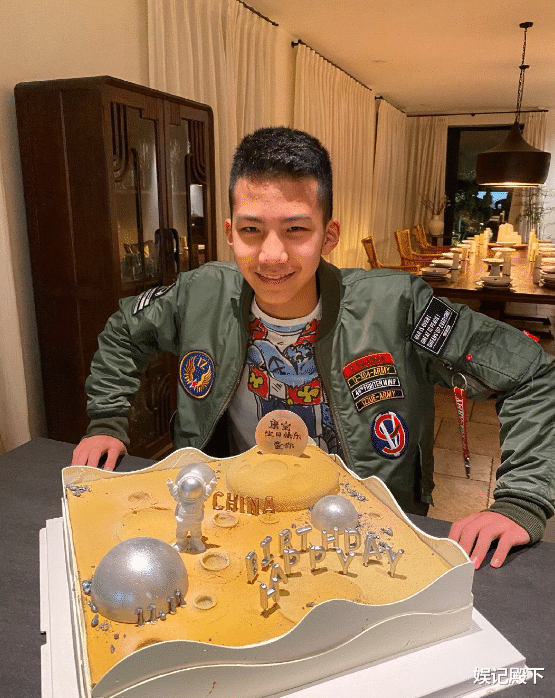 胡军|再次被胡军儿子给帅到了，素颜现身剧组探班父亲，眉清目秀很阳刚