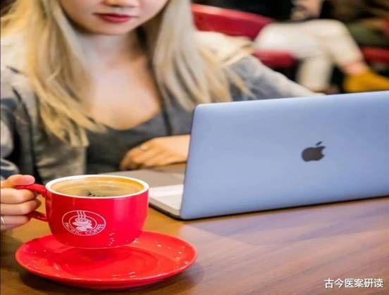 医生|女子坚持早起跑步，竟不幸瘫痪，医生：晨起1习惯早已将骨头“掏空”