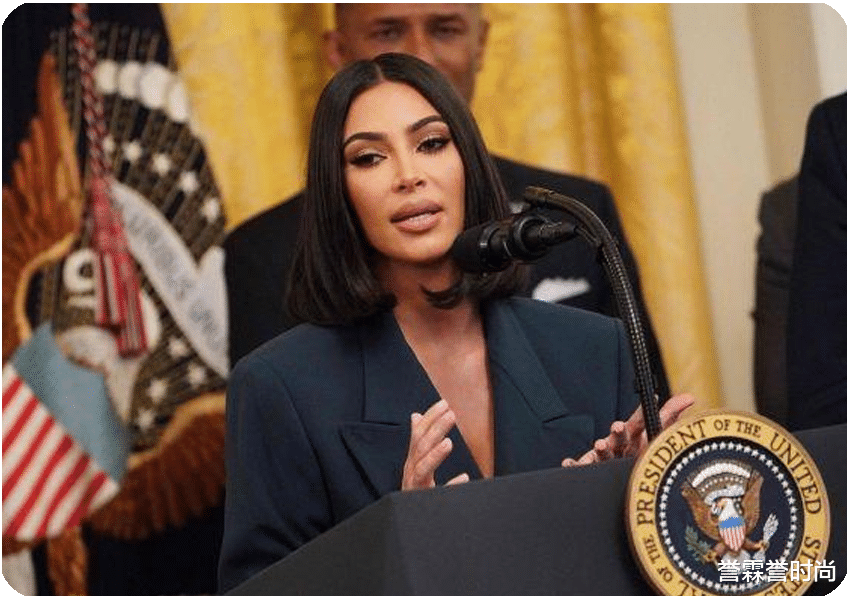 誉霖誉时尚 卡戴珊丰盈身材非穿紧身配西装，既自豪又气质，风光见特朗普