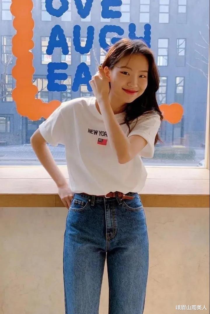 峨眉山周美人|女人过了55岁，夏天穿T恤记住“3不要”，容易显老还没气质