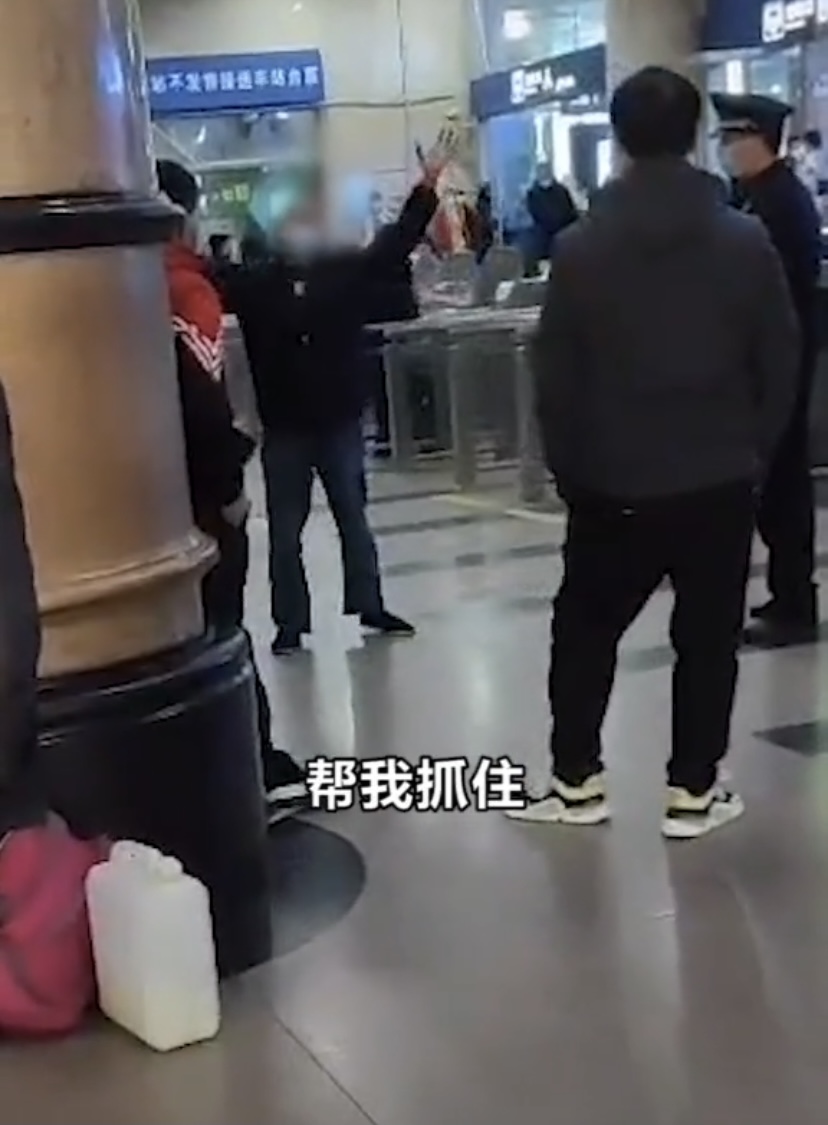 阿瓜不瓜 广西男子与陌生人拼桌喝酒，辛苦钱被顺走，哭倒在火车站