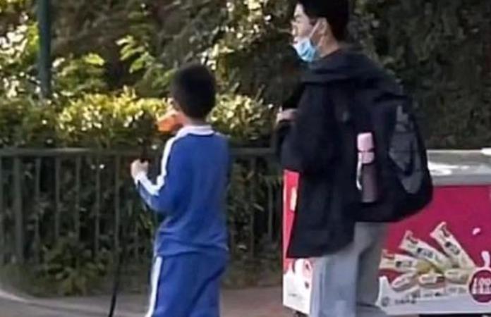 |孙卓回深圳后,网友替孙辉鸣不平,孙卓外边玩耍弟弟却在家做家务