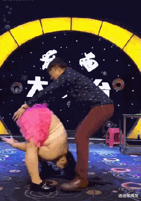 |“大哥钓鱼挺生性，穿这样不尴尬吗？”哈哈哈