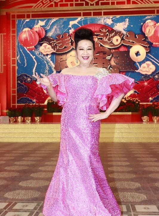 波波的时尚 “慈祥奶奶”薛家燕气色还很好，穿双色拼接礼服好亮眼，真时髦