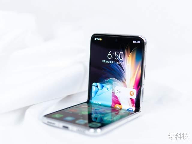 苹果|华为P50 Pocket上手已经有一段时间了,来简单地给它做个总结