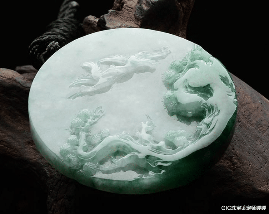 |在翡翠中毫无看点的手镯尾料，经\医治\之后，也能变废为宝藏