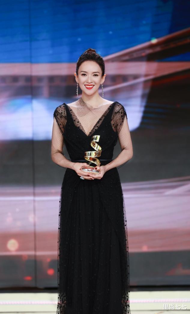 里尚七七 章子怡一家出游不带大女儿，儿子打扮比姐姐还娇俏，她瘦太狠显老