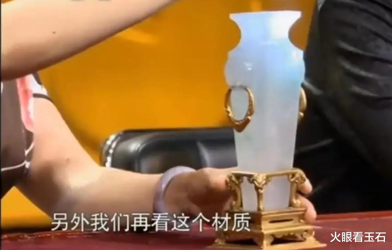 翡翠|花150万不买乾隆青花官窑，却买了“冰糖”翡翠瓶，专家：买值了