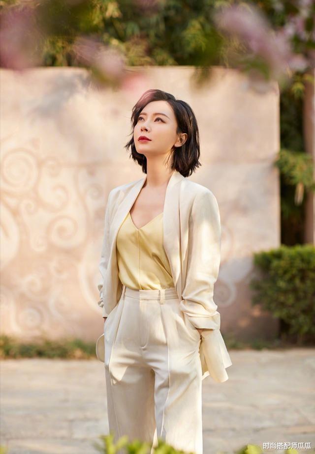 时尚搭配师瓜瓜|建议45岁的女人少穿一身花！这3种“简约色”才真高级，穿上准美