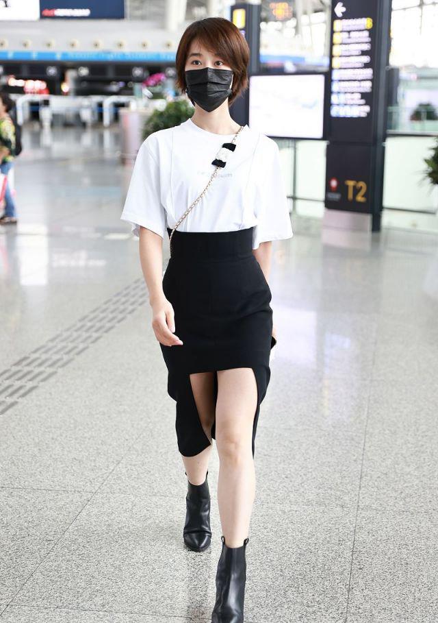 辰雪聊时尚|没想到蓝盈莹还是个腿精，穿“不规则”黑裙配T恤，时髦又显身材