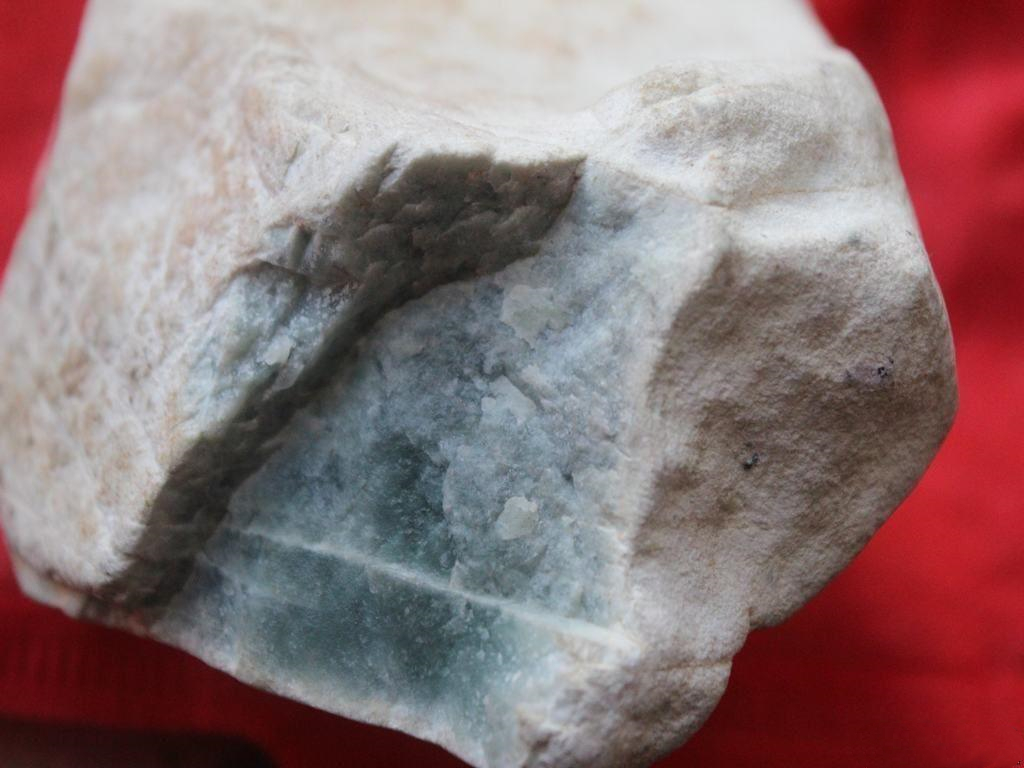 翡翠|翡翠原石中的石灰皮皮壳，机会很大的皮壳！