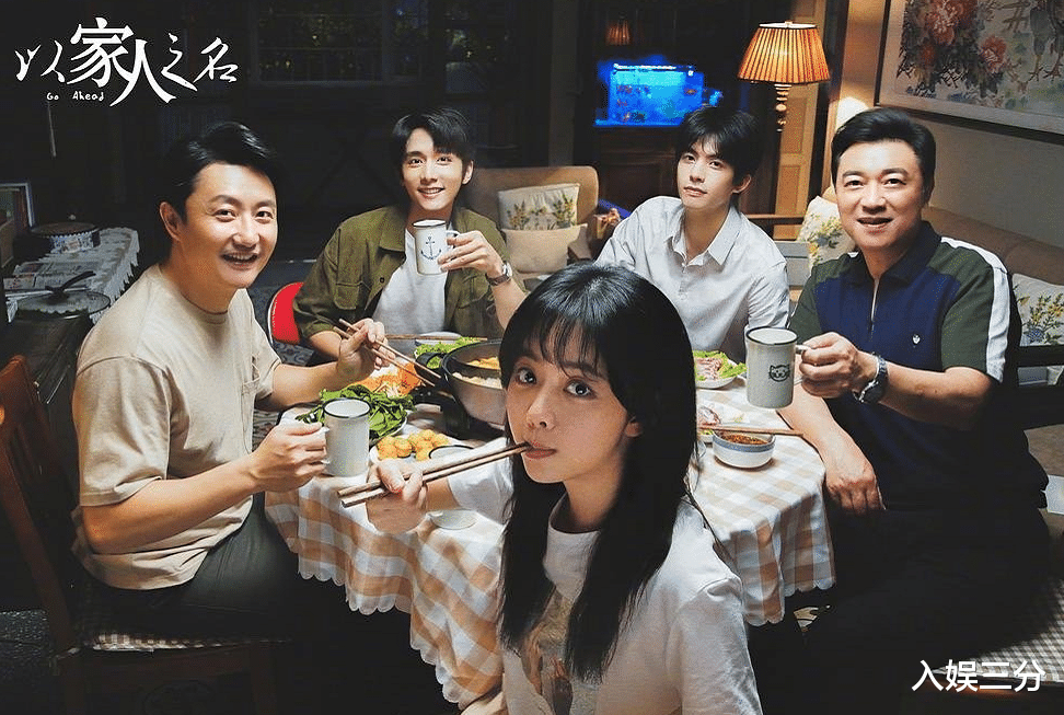 谭松韵|谭松韵与两位哥哥同框，穿公主长裙不方便，他们下意识动作慕了