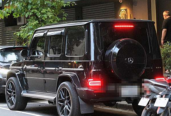 成龙|成龙儿子开800万豪车现身, 离开娱乐圈的他变帅变胖了不少