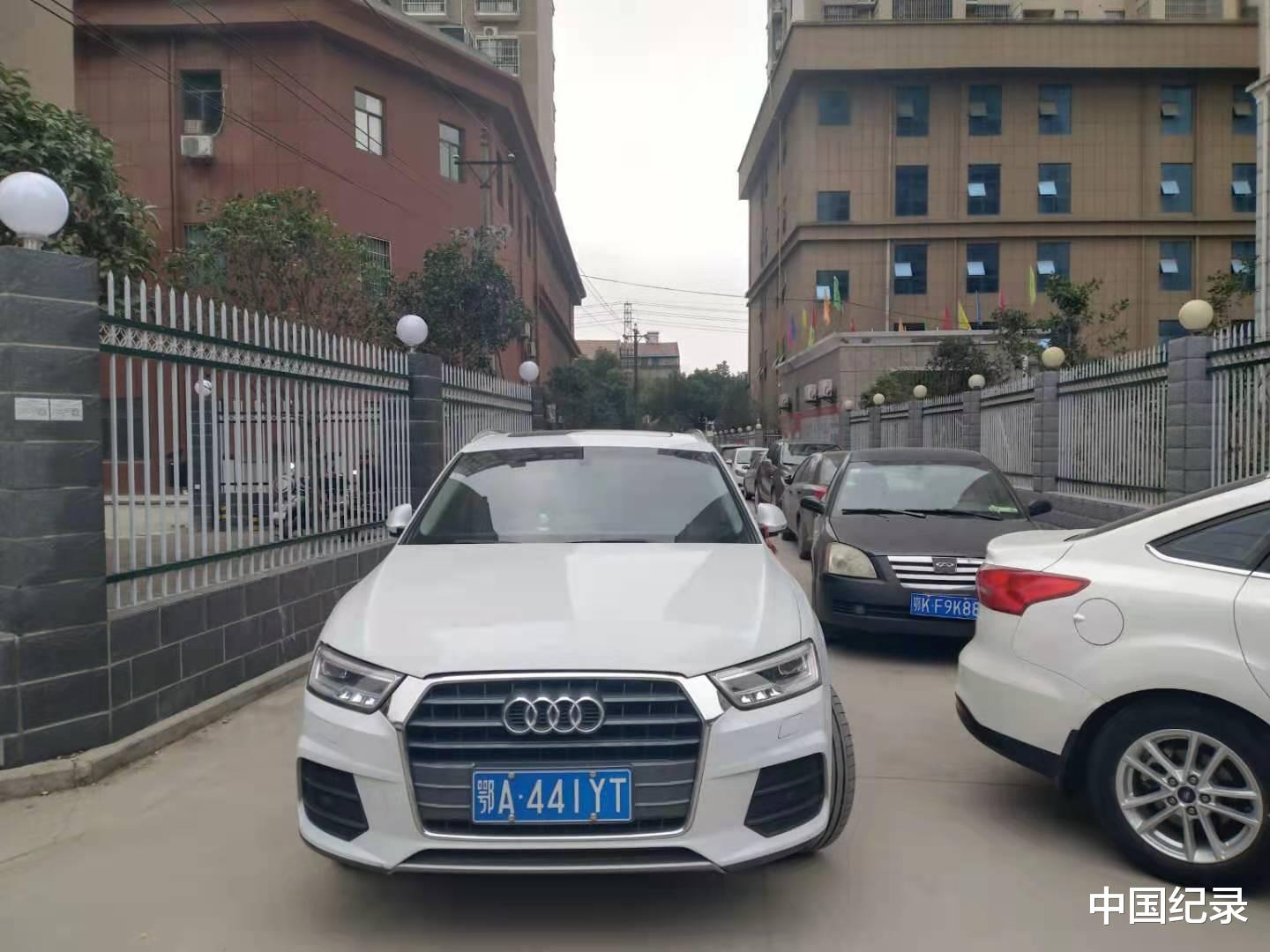 中国纪录 新闻现场：武汉白奥迪霸占路中间 孝感众车主被堵1小时