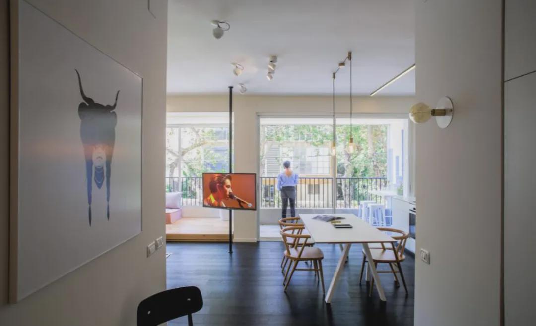 92㎡没电视墙，阳台是最大亮点，一半开放一半封闭，瞬间拥有俩