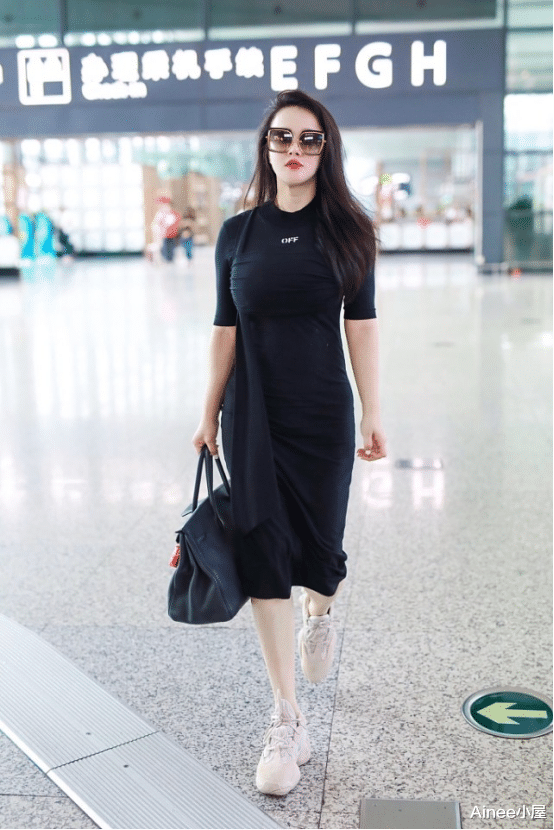 Ainee小屋 冉莹颖真挺爱秀身材的,裹身套装配长靴,腿有点胖但显出女人味