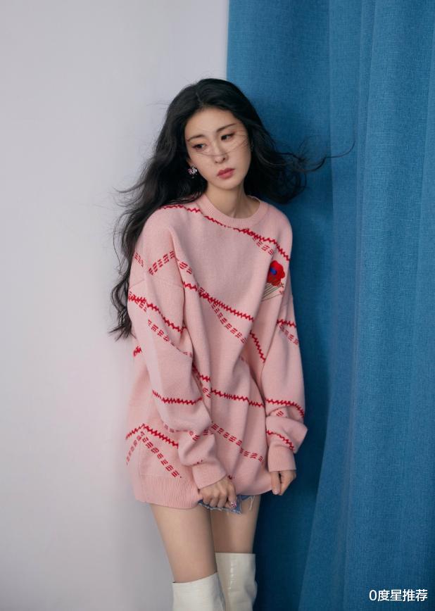 0度星推荐|张碧晨为秀腰，故意在裙子上“划一刀”，无赘肉身材不像当妈