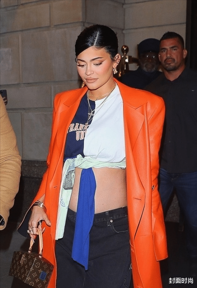 封面时尚 金小妹真是金大姐“二重身”,身材凹凸有型穿衣还有品,挺高级