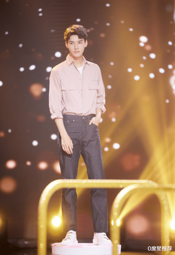 龚俊|龚俊想不红都难，离开《山河令》滤镜，穿铆钉西装太上头