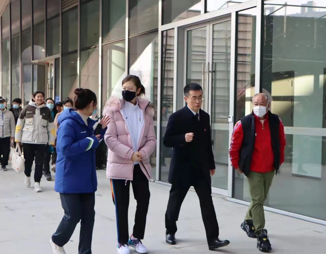 丁宁|李宁领衔10大世界冠军亮相，丁宁笑容满面，李小双兄弟罕见齐现身