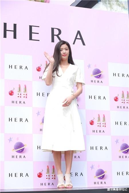 动感单车|全智贤真冻龄女神，一袭白裙配芭比粉口红，大方气质尽显女人味