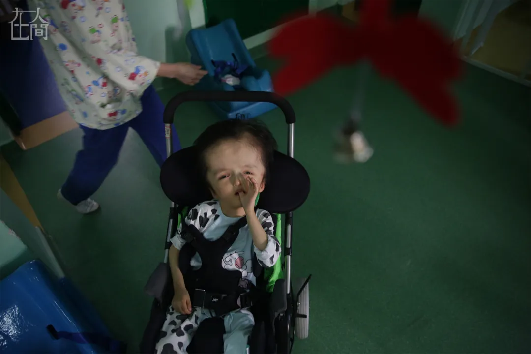 200多个孩子排着队,笑着走向死亡。