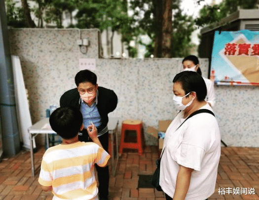 郭晶晶|郭晶晶街头帮霍启刚宣传，扎一元的头绳，热情与小朋友打招呼