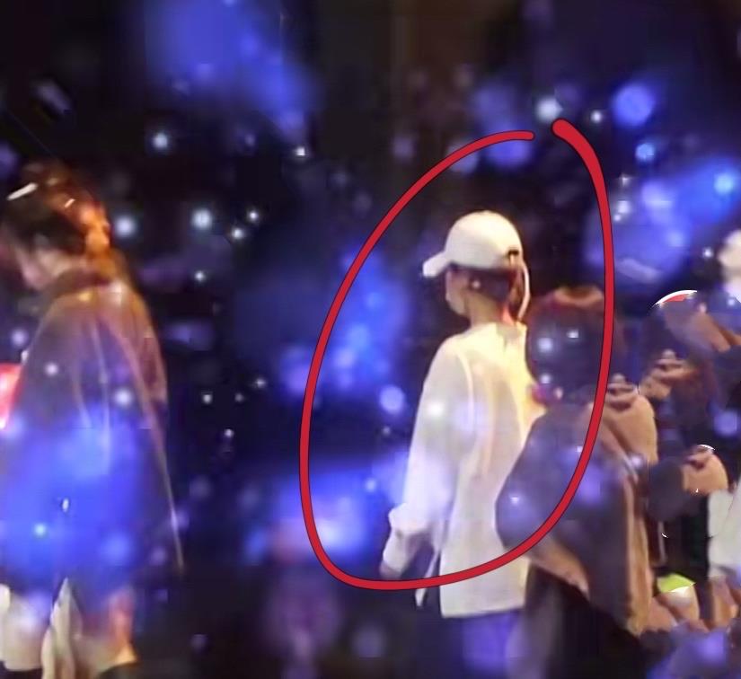 迪丽热巴|杨紫让小胖带自己去后台见肖战！看话剧坐在第一排，这距离羡慕了