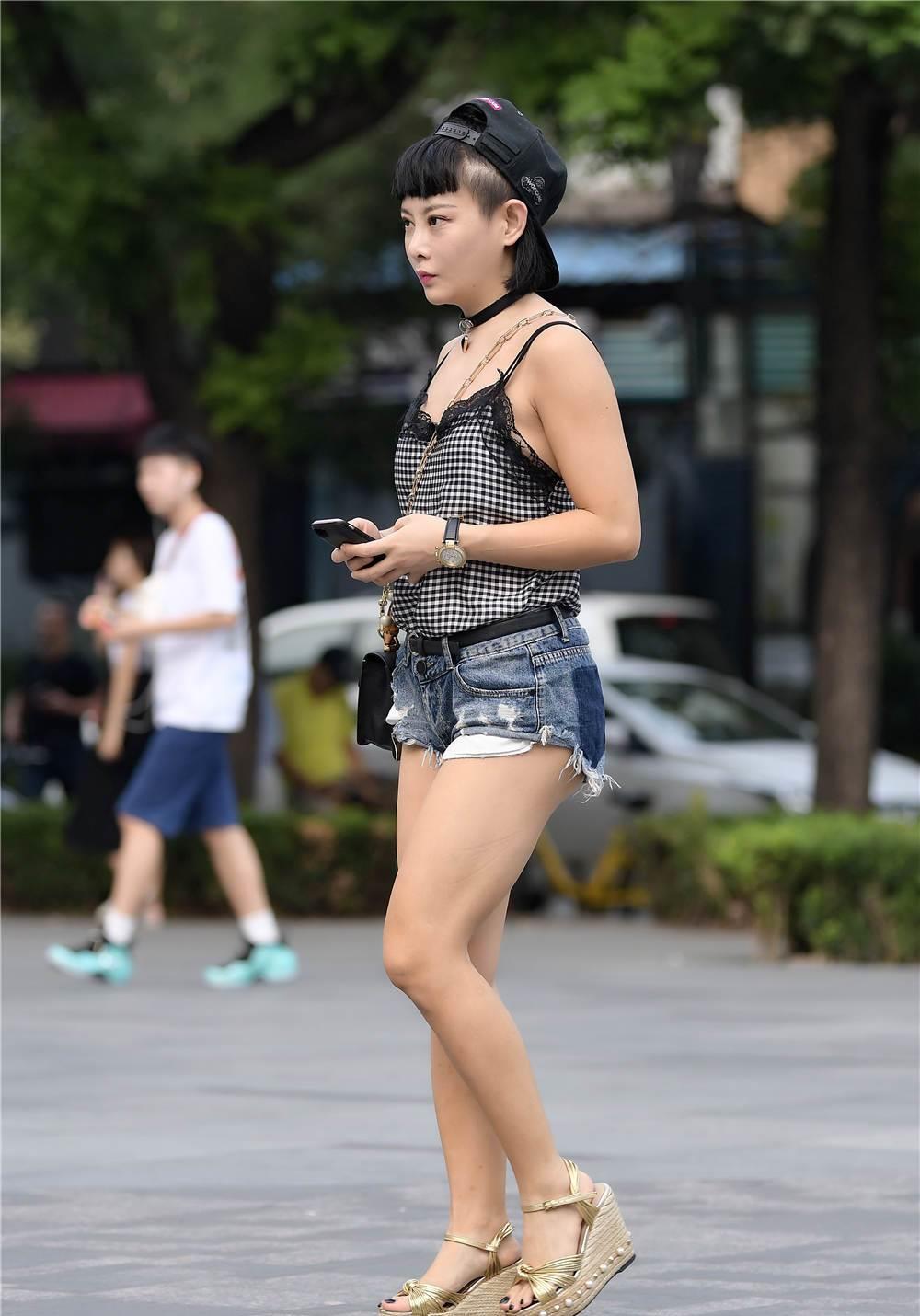 六九街拍|低腰牛仔短裤搭配坡跟鞋,是不是感觉不一样,男士都喜欢这样风格