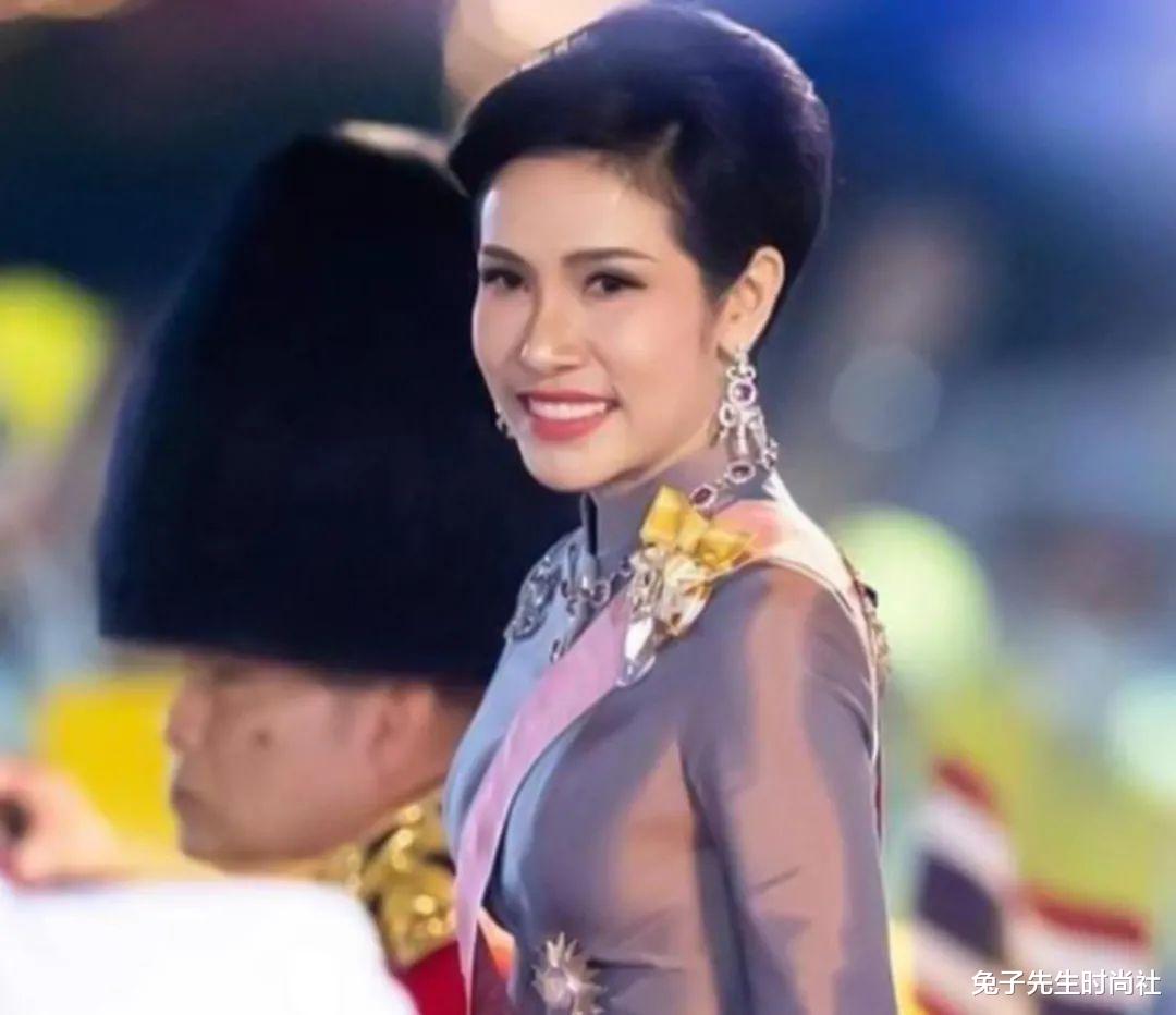 兔子先生时尚社 诗妮娜“套路”多，不断利用身边美妹引诱泰王，苏提达逐渐被冷落