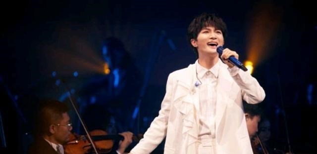 周深|周深10个月参加了33台晚会，两档综艺待录制，他是本年度最忙艺人