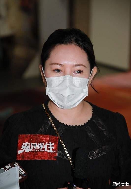 发型|李丽珍真老了，久违现身换新发型脸好臃肿，55岁颈纹抢镜手太粗糙