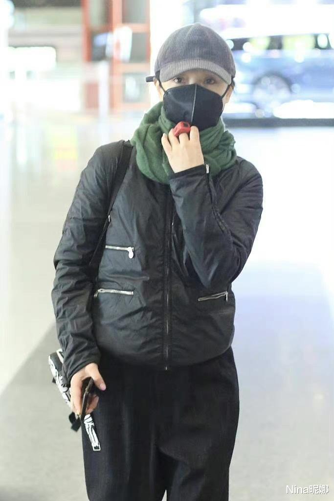 羽绒服|周迅恋情曝光后现身机场，穿羽绒服九分裤格格不入，手戴念佛器真佛系