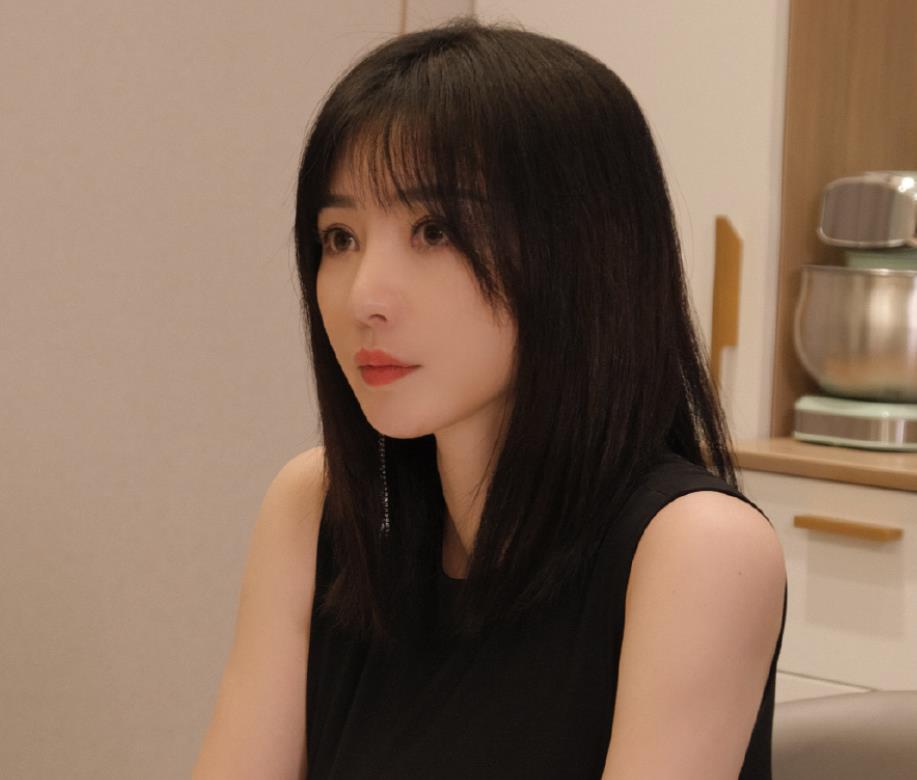 柳岩|41岁柳岩晒近况，红裙搭配高跟鞋盛装出席，腿上的膏药太抢镜