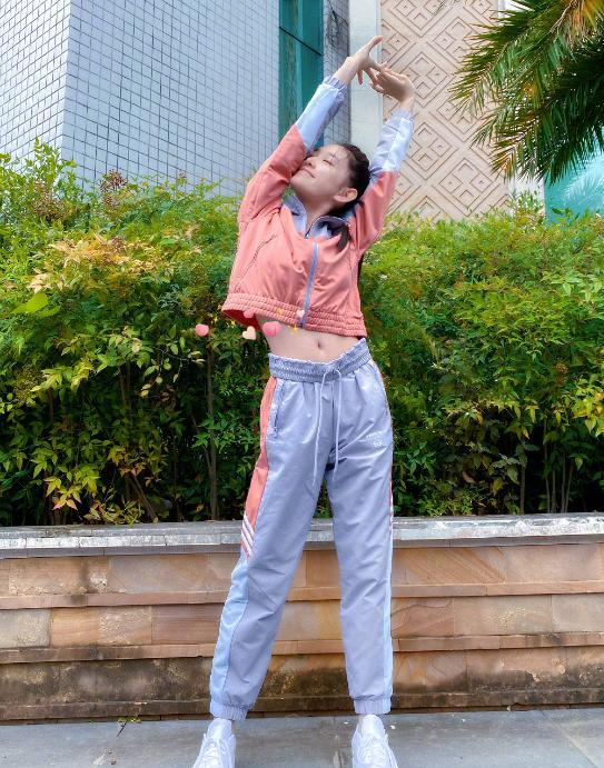 蒋依依|蒋依依和动物拍照，被小绵羊咬腿时看清她啥反应，这胆子是真大